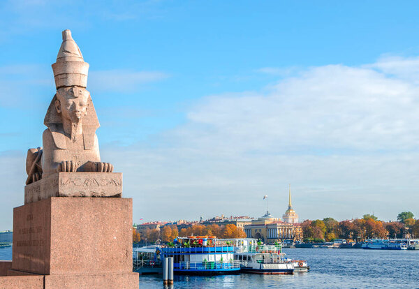 Египетская статуя Сфинкса на набережной университета и вид на Неву и достопримечательности Санкт-Петербурга, Россия
