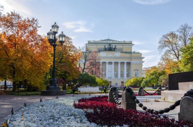 Catherine Garden ve Alexandrinsky tiyatrosu sonbaharda, Saint Petersburg, Rusya