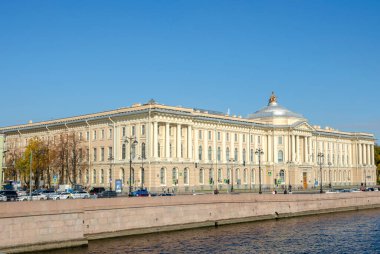 St. Petersburg, Rusya 'daki University Embankment' ın Sanat Akademisi binasının manzarası