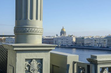 Neva 'daki Teğmen Schmidt Köprüsü ve St. Petersburg, Rusya' daki St. Isaac Katedrali manzarası.