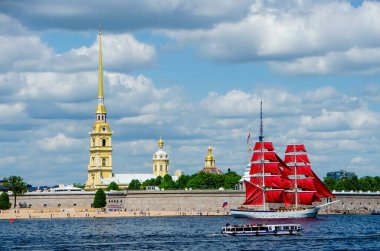 St. Petersburg, Rusya - Haziran 2021: Peter ve Paul Kalesi 'nin arka planında kırmızı (kırmızı) yelkenli bir gemi