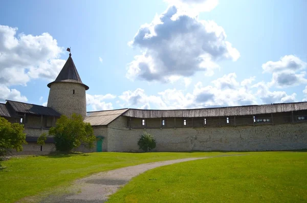 Území Katedrály Nejsvětější Trojice Pskově Jedna Nejstarších Památek Rusku — Stock fotografie