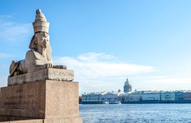 Üniversite ambarındaki Mısır Sfenks Heykeli ve St. Petersburg, Rusya 'daki St. Isaac Katedrali' nin kubbesi