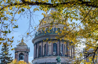 St. Isaac Katedrali 'nin kubbelerinin arka planında sonbahar yaprakları ve ağaç dalları, St. Petersburg, Rusya