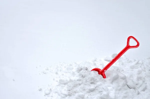 Czerwona Łopata Utknęła Górze Śniegu — Zdjęcie stockowe