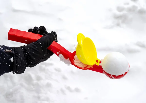 Anordning För Att Modellera Snöbollar Ett Barns Hand Bakgrund Snö — Stockfoto