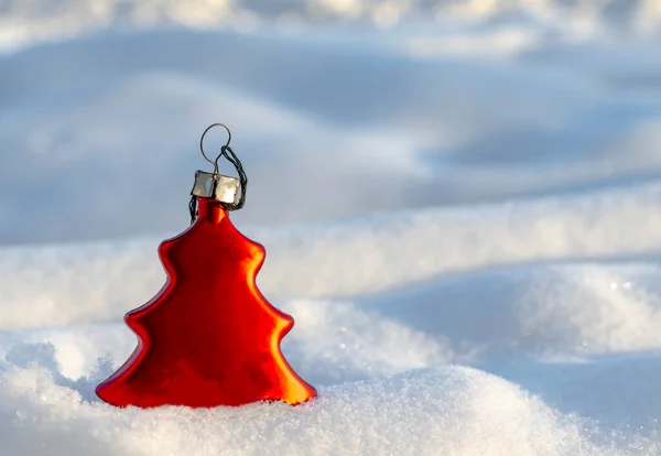 Röd Julgran Leksak Form Julgran Stående Snön — Stockfoto