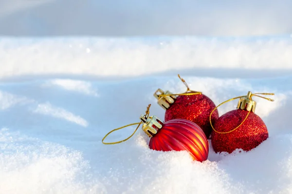 Bolas Rojas Navidad Con Borde Dorado Sobre Nieve Blanca Ambiente — Foto de Stock