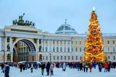 Rusya, St. Petersburg 'daki Palace Meydanı' ndaki ana Noel ağacı.