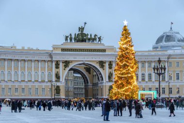 Rusya, St. Petersburg 'daki Palace Meydanı' ndaki ana Noel ağacı.