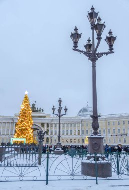 Rusya, St. Petersburg 'daki Palace Meydanı' ndaki ana Noel ağacı.
