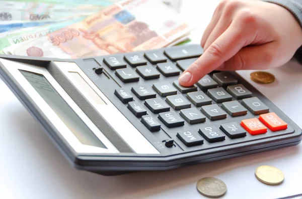 Hesap makinesinde para (finans) saymak. Finans, yatırım, tasarruf ve nakit kavramı.