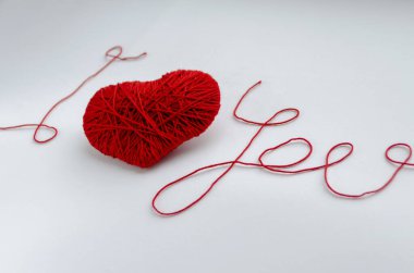 Kırmızı bir kalp ve 