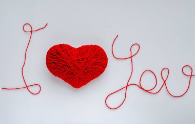 Kırmızı bir kalp ve 