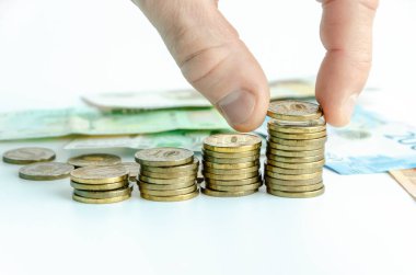 Finans ve para kavramı, yatırımcı kavramı, erkek eli para koyar. Büyüyen iş konsepti
