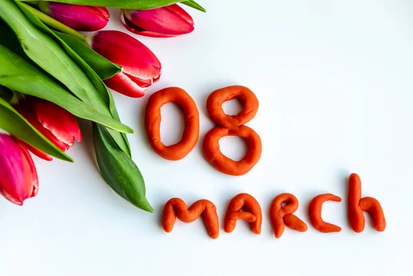 チューリップの花束とプラスチック製の手紙で作られた3月8日の碑文 休日カード — ストック写真