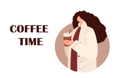 Modern Bej Ceketli Kadın Kahve İçiyor. Kış Kasabası Şablonu. Şık Kız, Moda Giyen Ellerde Kahve Kupası. Moda Kadınları, Soğuk Mevsim Trendleri.