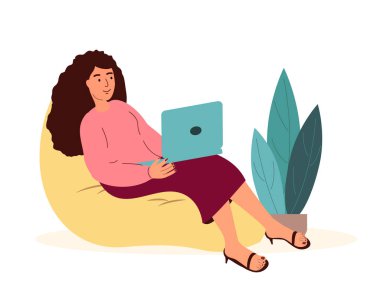 Kadın internet üzerinden dizüstü bilgisayarla çalışıyor. Serbest çalışan bilişim işçisi. Sandalyede oturan ve kucağında bilgisayarla smth yazan kişi. Beyaz arka planda izole edilmiş düz vektör illüstrasyonu.