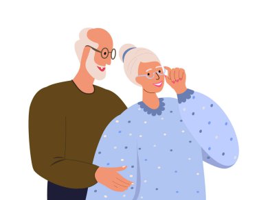 Gülümseyen yaşlı bir çift yaşlı, mutlu, emekli bir erkek ve kadın birbirlerine sarılıyorlar. Mutlu ilişkiler. Yaşlı, son sınıf eşi moda kıyafetleri giyiyor.