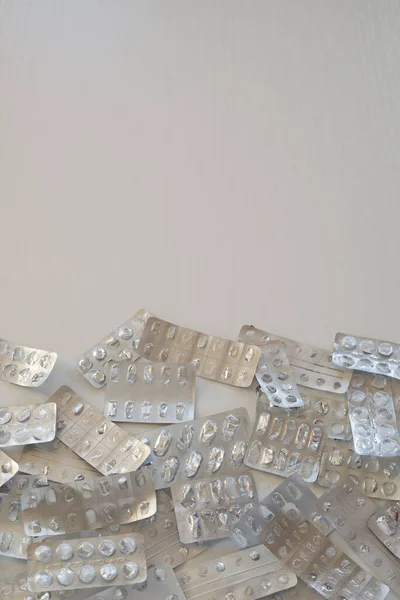 Dikey beyaz arka planda kabarcıklar kullanılmış. Plastik çöp..