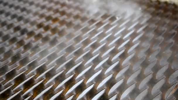 Gotas Vapor Água Passam Por Uma Grade Metal — Vídeo de Stock
