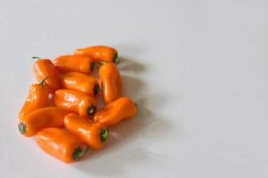 Beyaz arka planda tatlı biber portakalı dikdörtgen şekil.