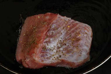              Bir parça sazan balığı baharatla kaplanır ve tavada ayçiçeği yağında kızartılır..                  