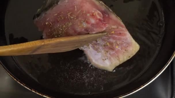 Ein Stück Karpfenfisch Wird Beim Braten Sonnenblumenöl Einer Pfanne Umgedreht — Stockvideo