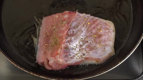 Ein Stück Karpfenfisch Wird Sonnenblumenöl Einer Pfanne Gebraten — Stockvideo