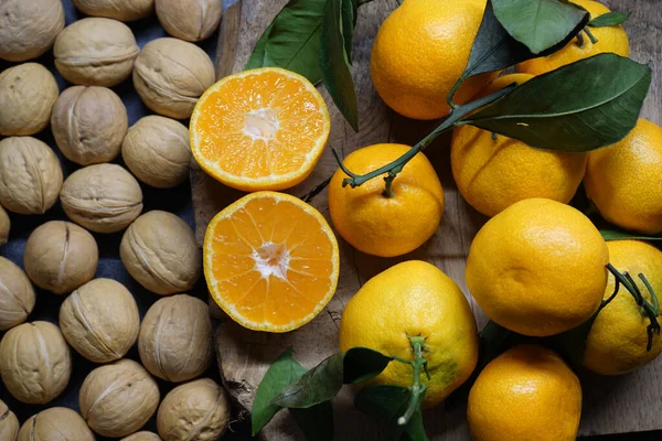      Tahtada yeşil yapraklı ceviz ve mandalina..                          