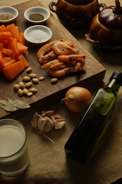 Seramik kaplarda karidesli balkabağı çorbası yapmak için gerekli malzemeler..