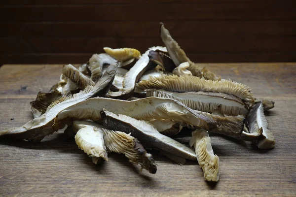 Kesme tahtasındaki istiridye mantarları şeritler halinde kesilmiş. Pleurotus ostreatus