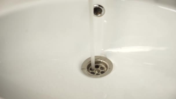 浴室的水槽里有自来水 水从铬水龙头流出来 浴室的管子插上了 水资源的利用 流入下水道的水流 — 图库视频影像