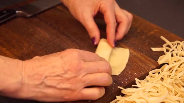 Dłonie Kobiet Zwijają Ciasta Kroją Makaron Desce Krojenia — Wideo stockowe