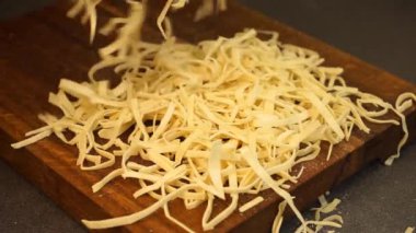 Ev yapımı erişte. Kadınların elleri ev yapımı erişteleri doğrar ve sallar..