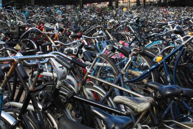 Amsterdam, Hollanda - 16 Ekim 2021: Amsterdam, Hollanda 'da park edilmiş yüzlerce bisiklet