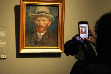 Amsterdam, Hollanda - 17 Ekim 2021: Van Gogh Amsterdam Müzesinde kendi portresi