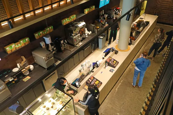 Amsterdam Holandsko Října 2021 Starbucks Counter Amsterdamu Holandsko — Stock fotografie