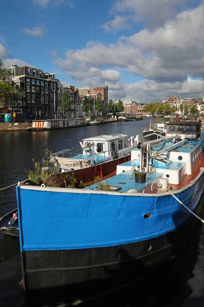 Amsterdã Holanda Outubro 2021 Barcos Atracados Rio Amstel Amsterdã — Fotografia de Stock