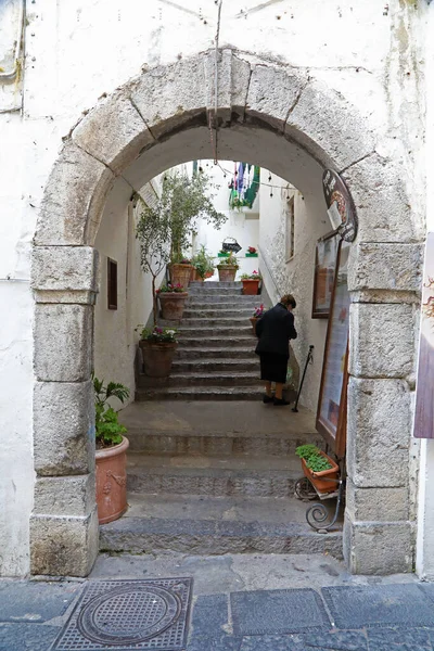 Vieille Femme Dans Une Ruelle Pittoresque Amalfi Italie — Photo