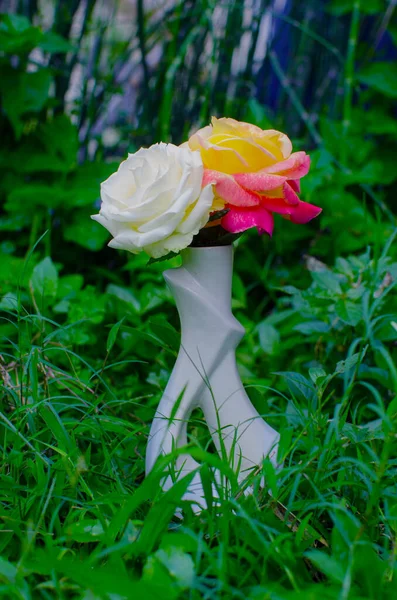 Dvě Růže Bílé Květinové Váze Trávě Krásná Bílá Svatební Kytice — Stock fotografie