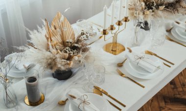 Evde Zarif Akşam Yemeği Partisi için Süslü Yemek Masası