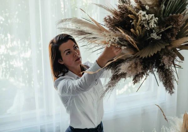 Mooie Vrouw Versieren Huis Met Droge Bloemen Voor Verjaardag Serieuze — Stockfoto