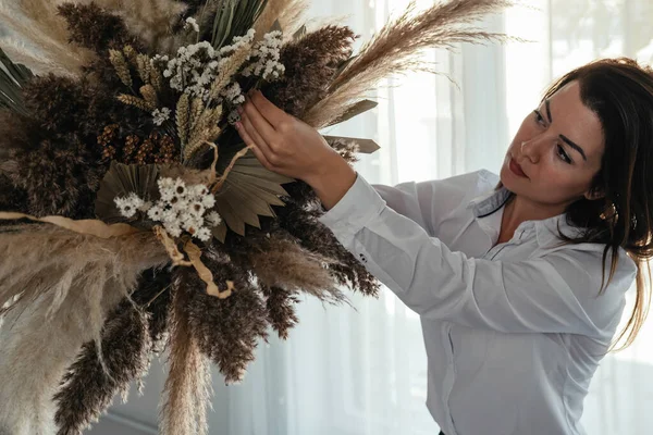 Mooie Vrouw Versieren Huis Met Droge Bloemen Voor Verjaardag Serieuze — Stockfoto