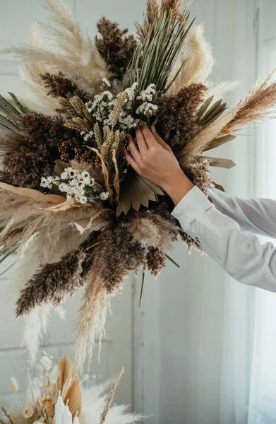 Kadın Ellerinin Kurumuş Çiçek Buketi Yaparken Yakın Çekim Fotoğrafı Simsiz — Stok fotoğraf