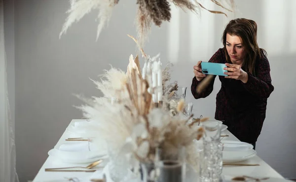 Güzel Bir Kadın Evde Süslenmiş Bir Noel Yemeği Masası Fotoğrafı — Stok fotoğraf