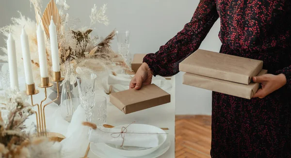 Mujer Irreconocible Poniendo Mesa Para Cena Navidad Una Mujer Anónima —  Fotos de Stock