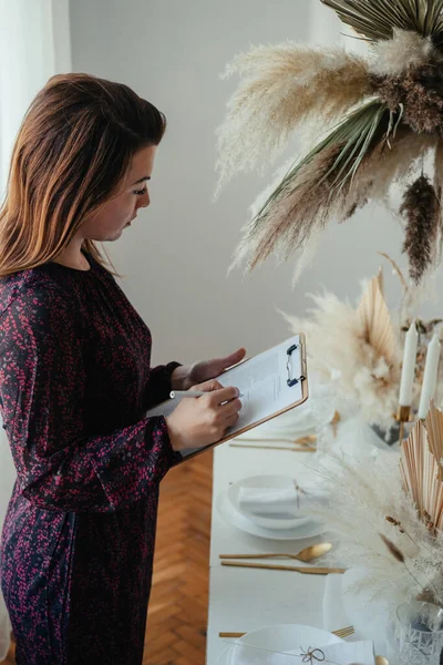 Krásná Žena Hosting Narozeninová Oslava Doma Vážná Žena Šatech Nastavení — Stock fotografie