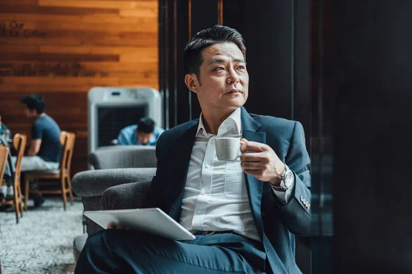 Jóképű Ázsiai Üzletember Dokumentumok Olvasása Cafe Komoly Üzletember Kék Öltönyben — Stock Fotó