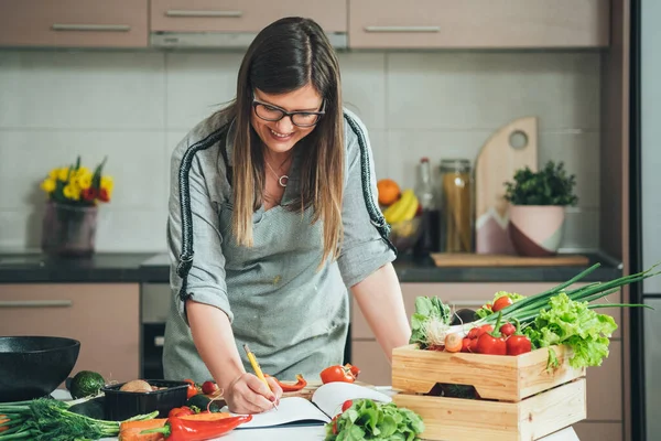 Happy Woman Zoek Naar Gezonde Recepten Haar Kookboek Bij Kitchen — Stockfoto